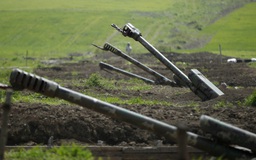 Xem Armenia-Azerbaijan tung đòn tấn công lẫn nhau, hai bên đều có nhiều thương vong