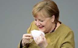 Hài hước Thủ tướng Đức Merkel quên đeo khẩu trang