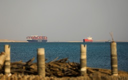 8 tàu kéo đến giải cứu tàu container 'cá voi mắc cạn' chặn ngang kênh đào Suez