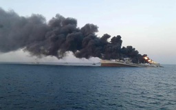 Tàu lớn nhất của hải quân Iran bốc cháy, chìm ở Vịnh Oman