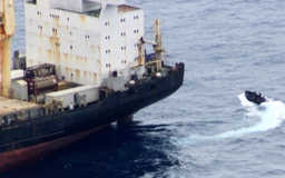 Xem thủy quân lục chiến Nga đổ bộ lên tàu container đuổi cướp biển