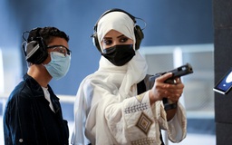 Cô gái Ả Rập Xê Út đi dạy bắn súng nhờ thời thế thay đổi