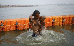 Không sợ sóng dịch Covid-19, nhiều người Ấn Độ đổ ra tắm sông Hằng
