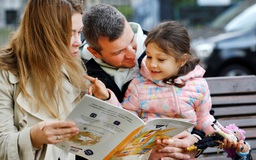 Những ông bố Ukraine dù xa nhà vẫn có thể đọc sách cùng con nhờ ứng dụng di động