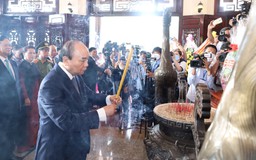 Chủ tịch nước Nguyễn Xuân Phúc dâng hương cố Chủ tịch Hội đồng Bộ trưởng Phạm Hùng