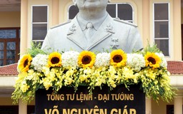 Khánh thành tượng Đại tướng Võ Nguyên Giáp ở trường chuyên Võ Nguyên Giáp