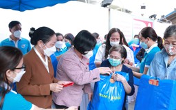 Đoàn ĐBQH TP.HCM tặng quà cho phụ nữ có hoàn cảnh khó khăn dịp Tết Nguyên đán