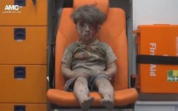 Cậu bé 5 tuổi bê bết máu khiến cả thế giới phải sốc