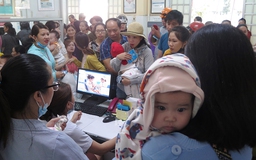 Dân Quảng Nam đổ xô đi tiêm vắc xin 6 trong 1
