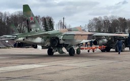 Cường kích Su-25 Nga hư động cơ, đuôi tả tơi vì tên lửa vẫn hạ cánh an toàn