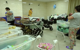 Những điều dưỡng chấp nhận xa con mình chăm trẻ sơ sinh giữa xung đột Ukraine
