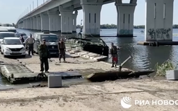 Cầu bị bắn hỏng, Nga triển khai phà qua sông ở Kherson