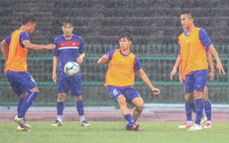 Đội tuyển Việt Nam tập luyện dưới mưa ở Campuchia