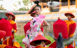 Võ Hoàng Yến catwalk 'thần sầu', thả 500 chim én và bồ câu trong show 'Vàng Son'