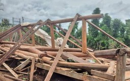Đắk Lắk: Nhà sàn gỗ đang thi công đổ sập khiến chủ thầu tử vong