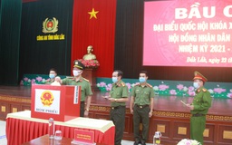 Đắk Lắk: Cán bộ chiến sĩ bầu cử sớm để thay phiên trực cho cử tri khác