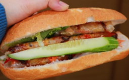 Xe bánh mì chả ram “không biết buồn” hút khách ở Sài Gòn