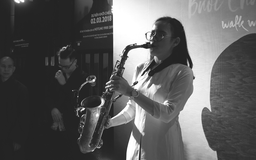 Con gái Trần Mạnh Tuấn “phiêu” với saxophone bài “một cõi đi về”