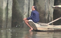 Bất lực nạn đánh bắt cá trên kênh Nhiêu Lộc – Thị Nghè