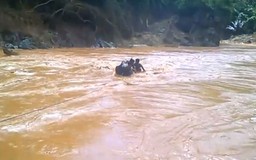 Thót tim cảnh người dân vượt sông Bung trong cơn lũ dữ