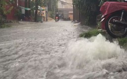 Sài Gòn chiều nay mưa trắng trời, đỉnh triều xấp xỉ báo động 3