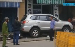 Tài xế cấp cứu khi lái ô tô tông 7 xe trên vỉa hè thành phố Huế