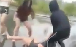 Điều tra video thiếu nữ bị đánh hội đồng, lột áo giữa trời mưa