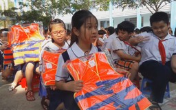Báo Thanh Niên tặng áo phao cho học sinh
