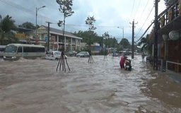 Phú Quốc mưa tầm tã ngày 30.4, nhiều tuyến đường ngập nặng