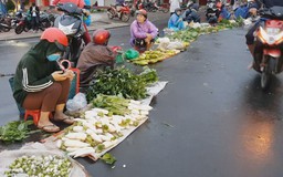 Chợ “bá đạo” giữa đường phố