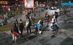 Người Đà Lạt nhặt rác dọn sạch quảng trường sau khi xem chung kết AFF Cup