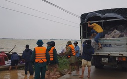 Vượt sông Ô Lâu đang cuồn cuộn chảy vào cứu trợ đồng bào