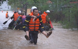 Cận cảnh giải cứu hàng chục giáo viên, học sinh mắc kẹt trong ngôi trường bị nước vây