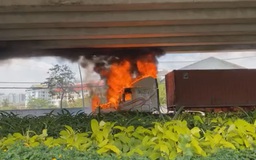 Cận cảnh xe container cháy kinh hoàng dưới dạ cầu Phú Mỹ