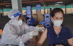 Hàng ngàn người dân, công nhân Đồng Nai xếp hàng tiêm vắc xin Sinopharm ngừa Covid-19