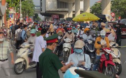 Hàng ngàn người ùn ùn tiến vào “vùng đỏ” Covid-19 ở Hà Nội