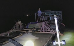 Bắt tàu hút cát lậu ở “điểm nóng” Cồn Nổi trên sông Thạch Hãn lúc nửa đêm