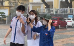 Xúc động hình ảnh thanh niên tình nguyện đội mưa trợ giúp thí sinh đi thi