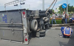 Xe tải lật ngang giữa giao lộ sau tai nạn ở quận Bình Tân