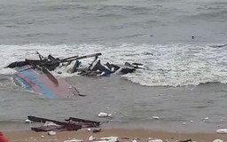 Hãi hùng tàu cá tiền tỉ bị sóng biển đánh vỡ nát