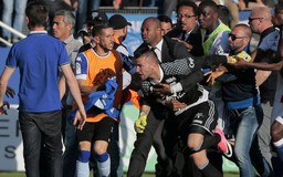 CĐV tràn xuống sân náo loạn, tấn công cầu thủ khiến trận Bastia và Lyon hủy giữa chừng