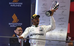 Hamilton thắng chặng đua 'mưa tai nạn' ở Singapore