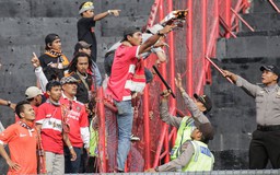 Đình chỉ giải hàng đầu Indonesia vì bạo lực tràn lan
