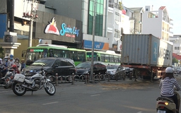 Xe container tông văng hàng chục mét dải phân cách lúc sáng sớm