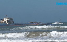 Cận cảnh tàu chở gần 3.000 tấn than sắp chìm trên biển Thuận An