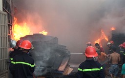 'Bà hỏa' ghé công ty nhựa lúc rạng sáng, nhiều tài sản bị thiêu rụi