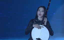 Nam Em đi thuyền hát Dạ cổ hoài lang trong show thời trang The Dreamers