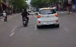 Điều tra vụ dùng mã tấu chém rụng hàng loạt kính ô tô