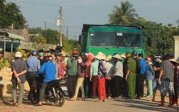 Dân bức xúc chặn đường xe chở cát ở hồ Dầu Tiếng ra ngoài