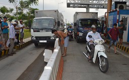 Ngày đầu giảm giá vé: Trạm BOT Sóc Trăng bị tài xế tháo dải phân cách